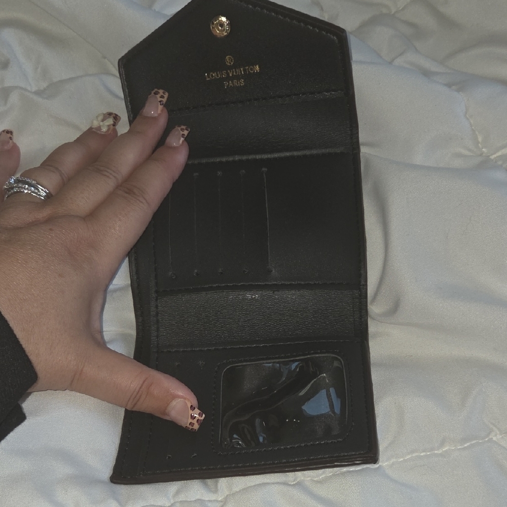 Stylish Louis Vuitton Brown Monogram Wallet with Red Accent - Picture 3 of 4